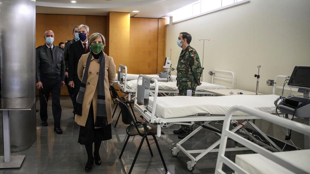 Número de internamentos deverá chegar aos 6.400. Na foto, ministra da Saúde visita Hospital das Forças Armadas. Foto: Andre Kosters/Lusa