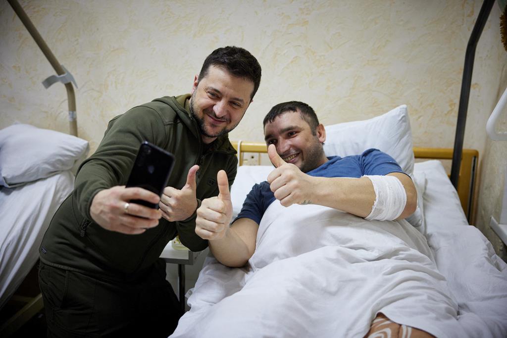 Presidente da Ucrânia, Volodymyr Zelensky, visita militares ucranianos feridos, em hospital de Kiev. Foto: Reuters
