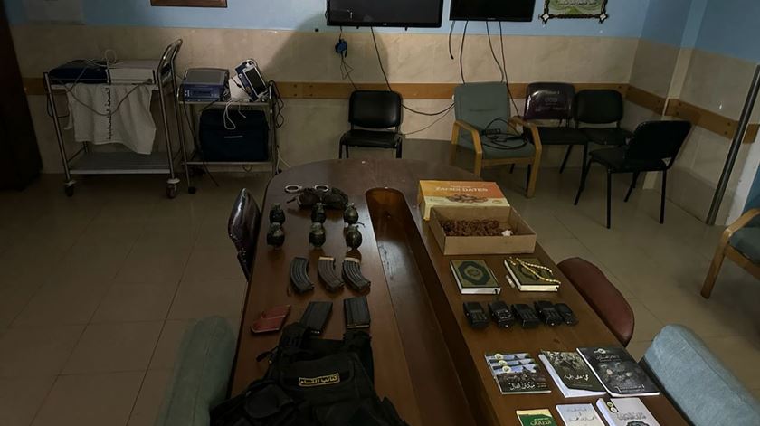Israel diz que encontrou centro de comando e armas no hospital al-Shifa, na Faixa de Gaza. Foto: IDF