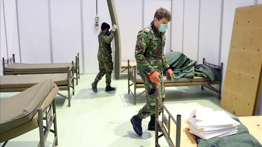 Militares montam hospital de campanha no pavilhão Rosa Mota, no Porto. Foto: Fernando Veludo/Lusa 