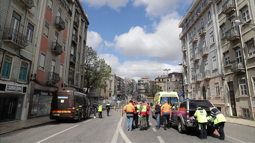 Hostel de Lisboa evacuado, depois de identificados casos de Covid-19 Foto: Tiago Petinga/EPA