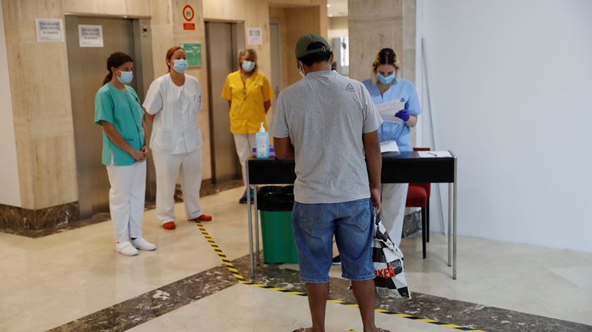 Hotéis transformados em hospitais em Madrid. Foto: Zipi/EPA