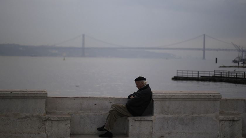 El País corrige notícia que colocava em título que Lisboa tinha "três milhões de confinados".  Foto Rafael Merchante/Reuters