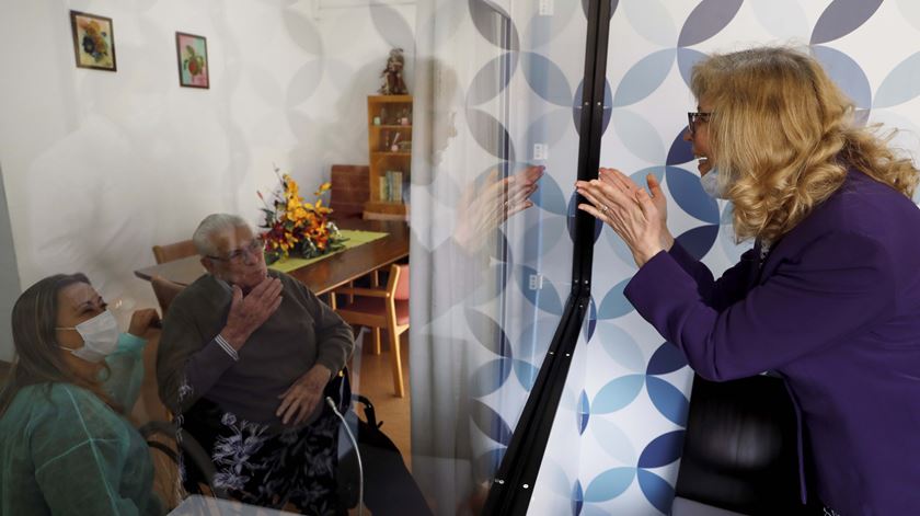 Idosos recebem visitas em lar do Montijo, através de um vidro. Foto: Rafael Marchante/Reuters