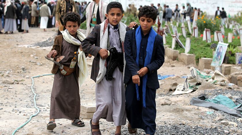 Crianças num funeral em Sana. Foto: Yahya Arhab/EPA