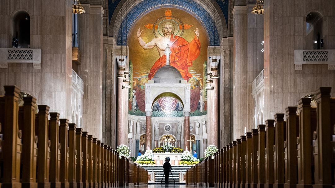 Na Basílica do Santuário Nacional da Imaculada Conceição, em Washington, EUA, a Páscoa celebrou-se em "livestream". Foto: Jim Lo Scalzo/EPA
