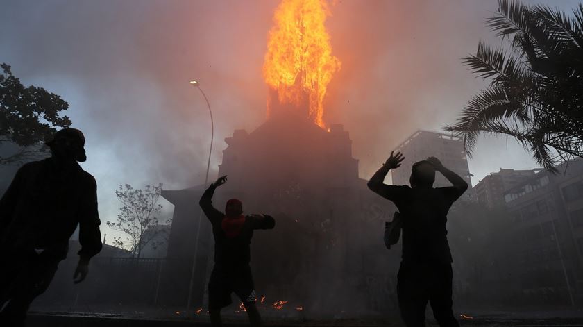 Igreja no Chile incendiada por manifestantes durante os protestos contra o regime. Foto: Elvis Gonzalez/EPA