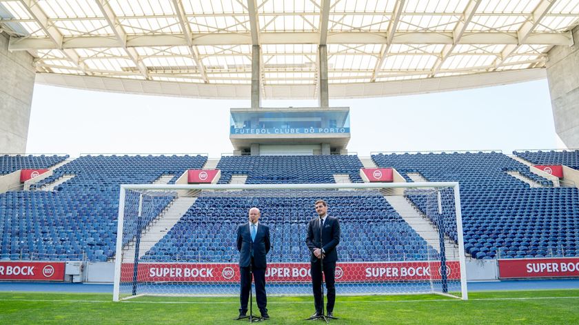 Pinto da Costa e Casillas anunciaram a renovação numa conferência de imprensa em pleno relvado do Estádio do Dragão. Foto: FC Porto