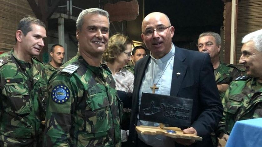 Bispo das Forças Armadas, D. Rui Valério, com militares. Foto: Ana Rodrigues/RR