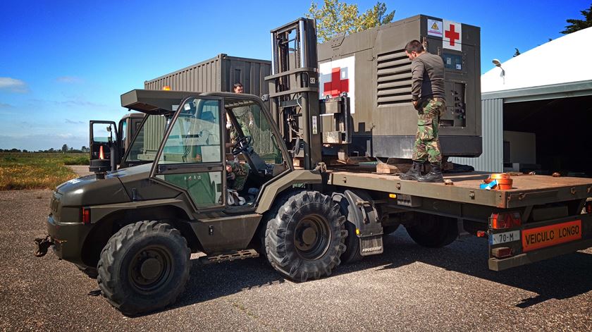 Exército transporta módulo de saúde para o Hospital das Forças Armadas, em Lisboa, para reforçar combate ao coronavírus. Foto: Exército