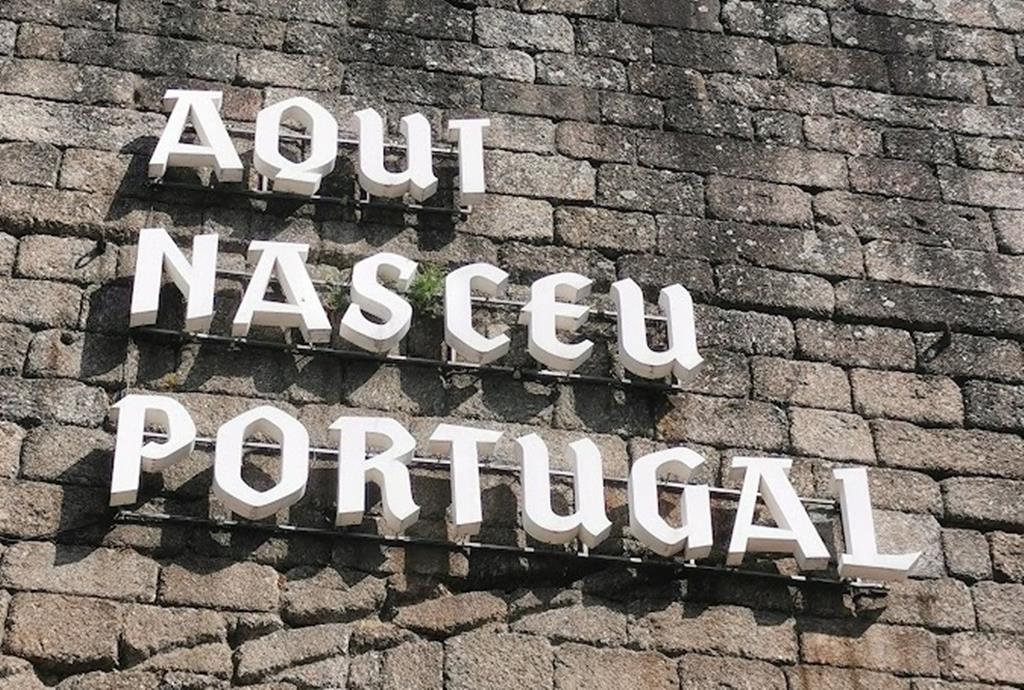"Aqui Nasceu Portugal", diz muralha do castelo de Guimarães. Foto: Daniela Espírito Santo/RR