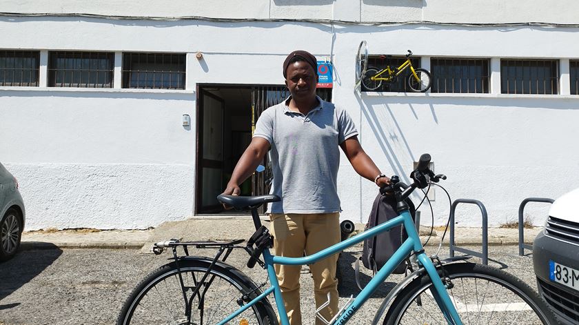 Alghassimou Bah mostra a bicicleta que o leva todos os dias de Alvalade ao Prior Velho. Foto: Diogo Camilo/RR