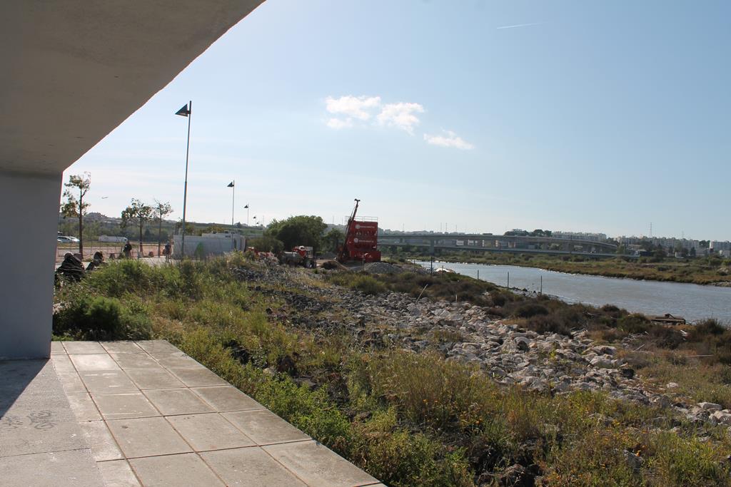 Ponte que já está a ser construída entre as duas margens do Rio Trancão (afluente do Rio Tejo), que vai ligar Lisboa a Loures. Créditos: Tomás Anjinho Chagas/ RR