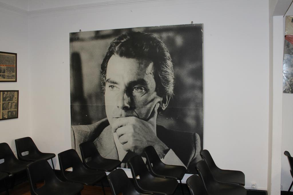 Imagem de Sá Carneiro na sala principal da Sede do PSD em Évora. Foto: Tomás Anjinho Chagas/RR