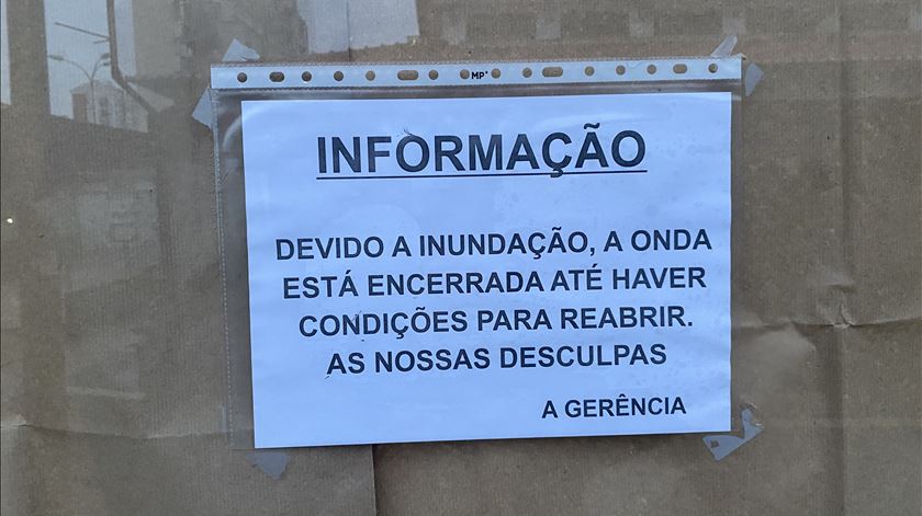 Aviso em sapataria afetada pelas cheias em Algés. Foto: João Cunha/RR