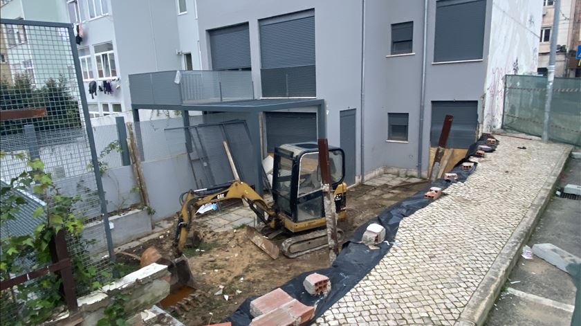 Obras de recuperação de traseiras de edifício danificadas pelas cheias em Algés. Foto: João Cunha/RR