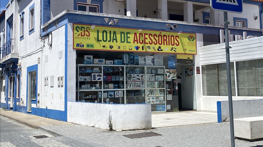 Loja do grupo SDS Brothers, em Vila Nova de Milfontes. Foto: João Cunha/RR