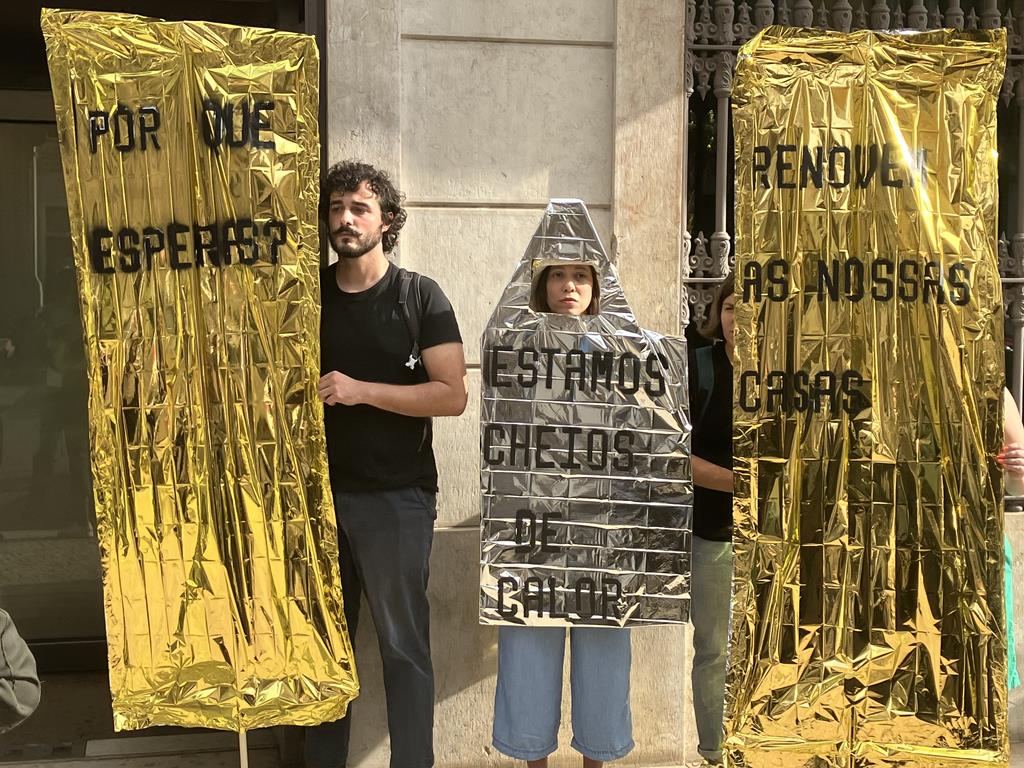 Ativistas da Zero concentrados frente á sede do Banco de Portugal. Foto: João Cunha/RR