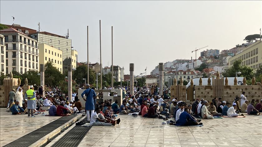 Muçulmanos a celebrar o Hajj, no Martim Moniz. Foto:João Cunha/RR