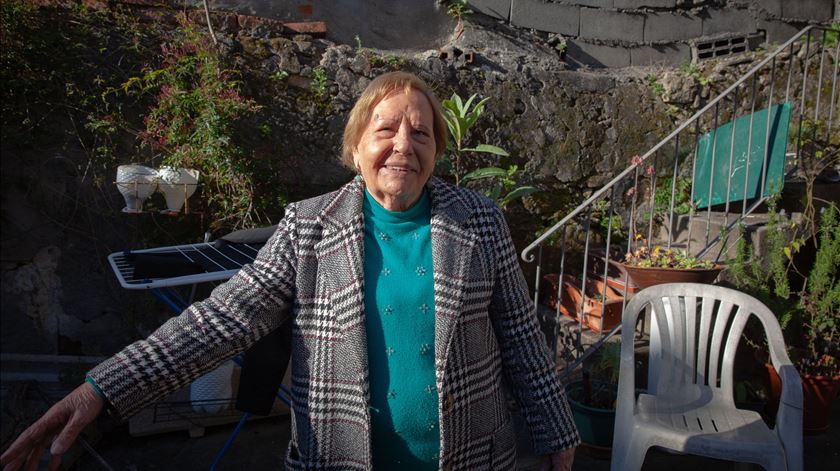 "Sinto-me ourada, hoje... É o ouvido e os cristais.” Teresa Pinto dos Santos, com os seus 87 anos, vive há mais de 20 com problemas auditivos. Foto: Catarina Magalhães