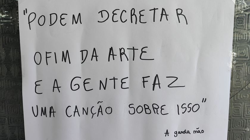 Persistem mensagens de contestação no exterior do edifício. Foto: RR 