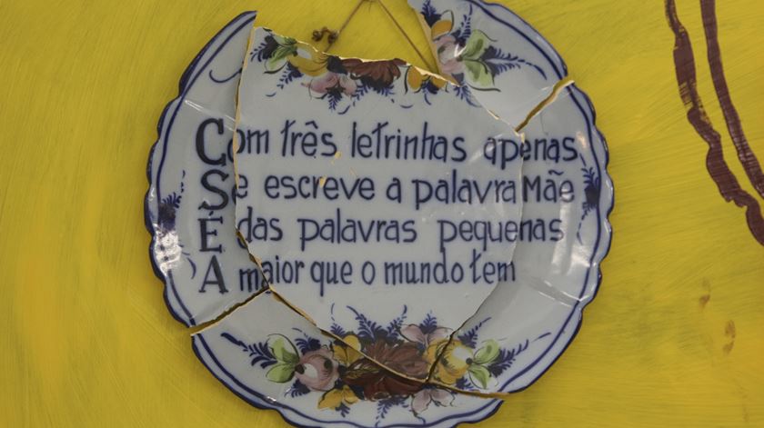 Porcelana presente na exposição "Um Olhar Inquieto" de Pedro Cabrita Reis.