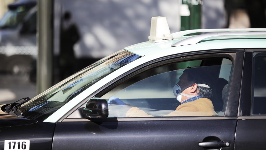 Um taxista é visto a trabalhar com máscara, na zona do Marquês de Pombal