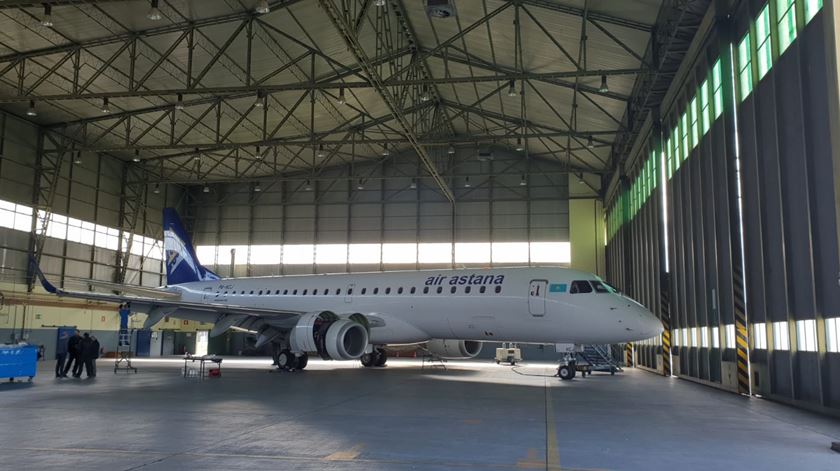 O avião da Air Astana que foi obrigado a aterrar de emergência, num hangar em Beja. Foto: DR