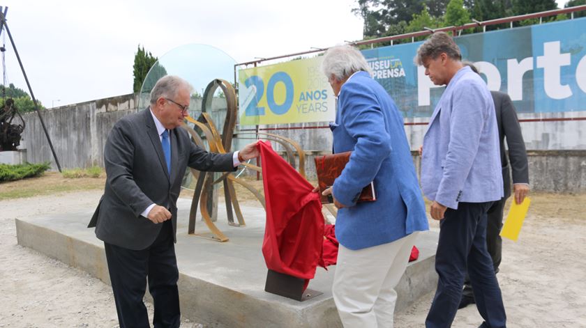 Antes da cerimónia de entrega de prémios, o ministro da Cultura inaugurou uma escultura à entrada do Museu Nacional de Imprensa.
