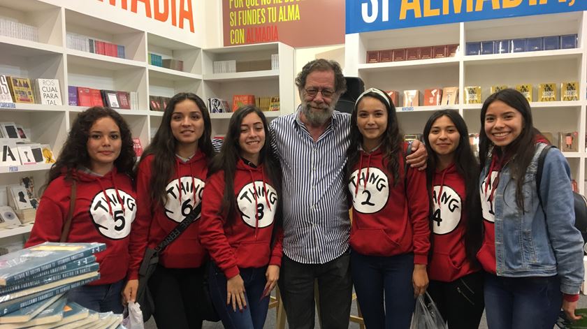Escritor brasileiro Eric Nepomuceno no stand da editora mexicana Almadia, durante a Feira Internacional do Livro de Guadalajara