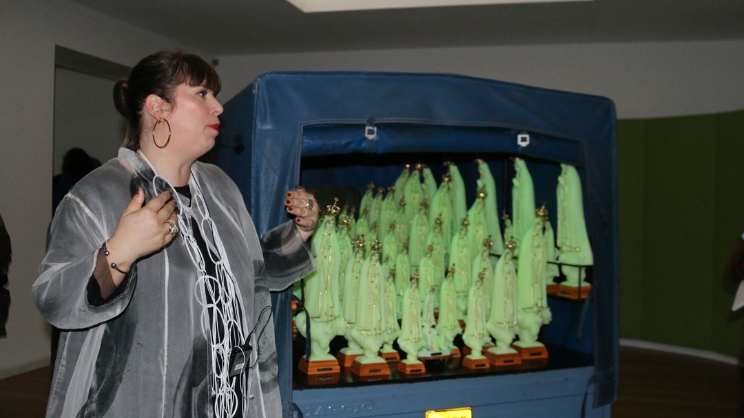 Joana Vasconcelos confessa que a peça que reúne imagens de diferentes tamanhos de Nossa Senhora de Fátima foi, até agora, a única pela qual nunca pagou. As peças foram oferecidas pelos artesãos.