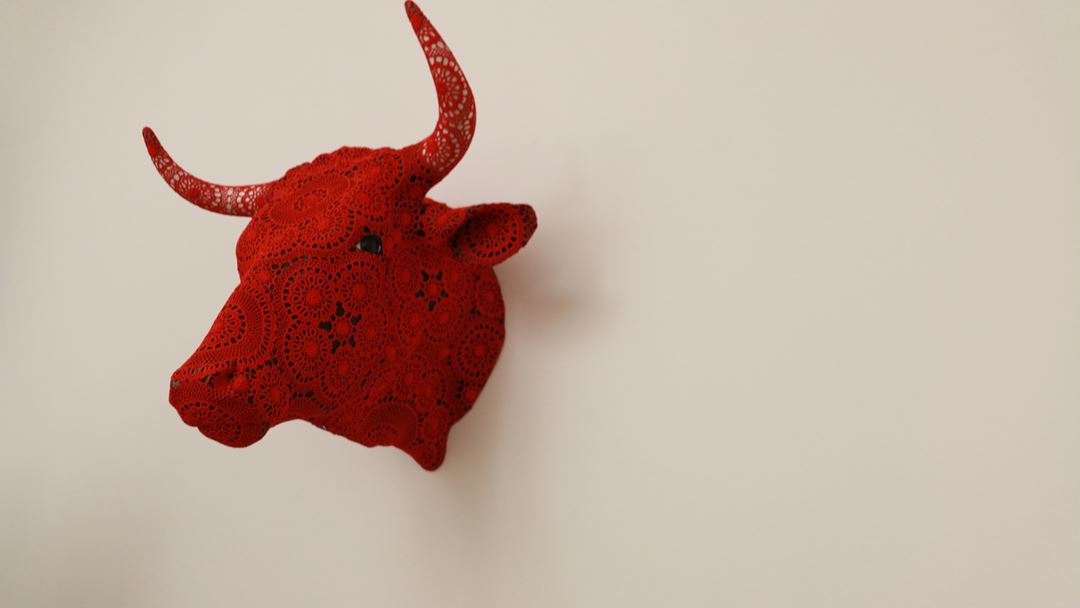 A peça alusiva ao touro é uma das que tem feito mais sucesso em Espanha, revela a artista. Trata-se de uma faiança de Rafael Bordalo Pinheiro pintada com acrílico e renda em croché dos Açores.
