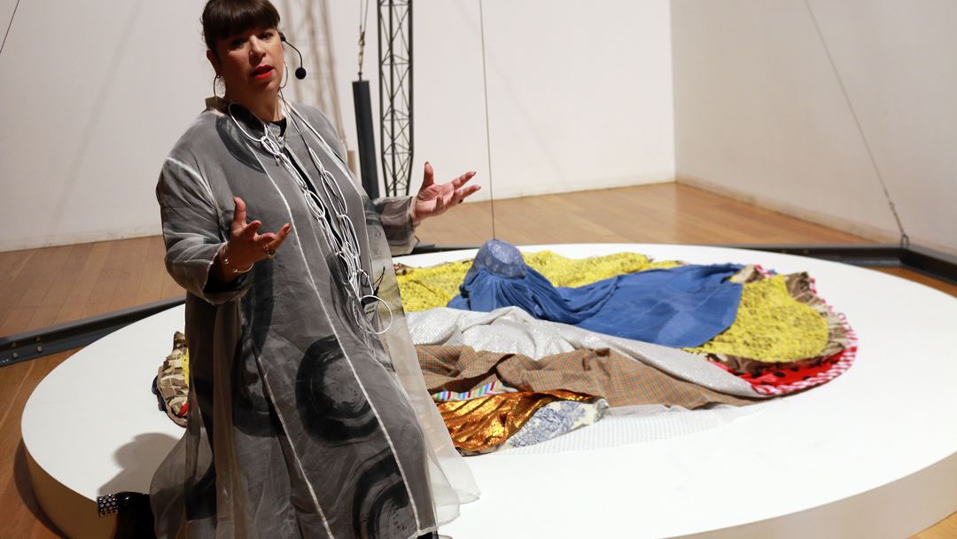 "Burka" representa a falta de liberdade das mulheres em vários países do mundo. Esta peça tem sido rejeitada nalgumas exposições pelo simbolismo político que acarreta, revela Joana Vasconcelos.