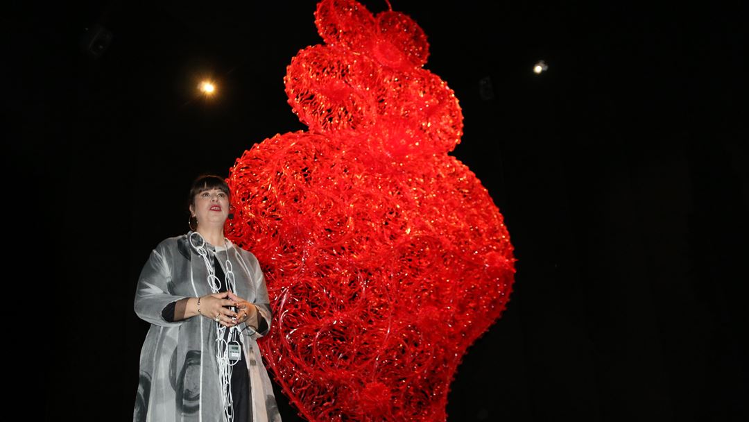 O "Coração independente vermelho" - inspirado nos corações de Viana do Castelo - está exposto numa sala onde se ouve fados de Amália Rodrigues