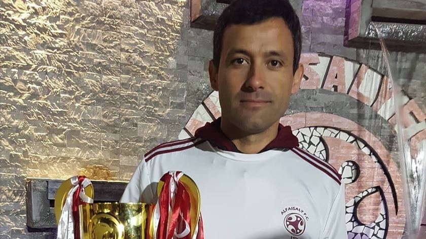 Bruno Marinho com a taça de campeão. Foto: Facebook do treinador