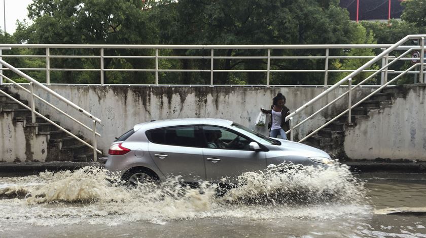 Uma pequena inundação em Benfica devido à forte chuva desta tarde. Foto: Miguel A. Lopes/Lusa