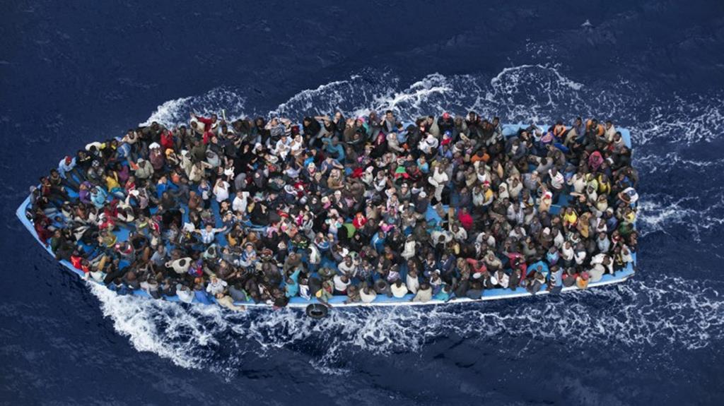 Imagem de migrantes na travessia do Mediterrâneo. Foto: Massimo Sestini
