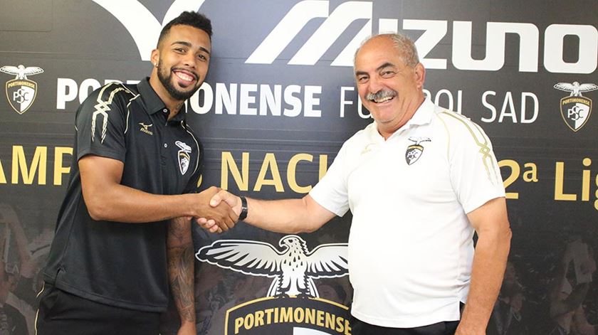 Inácio com o seu novo treinador, Vítor Oliveira. Foto: Portimonense
