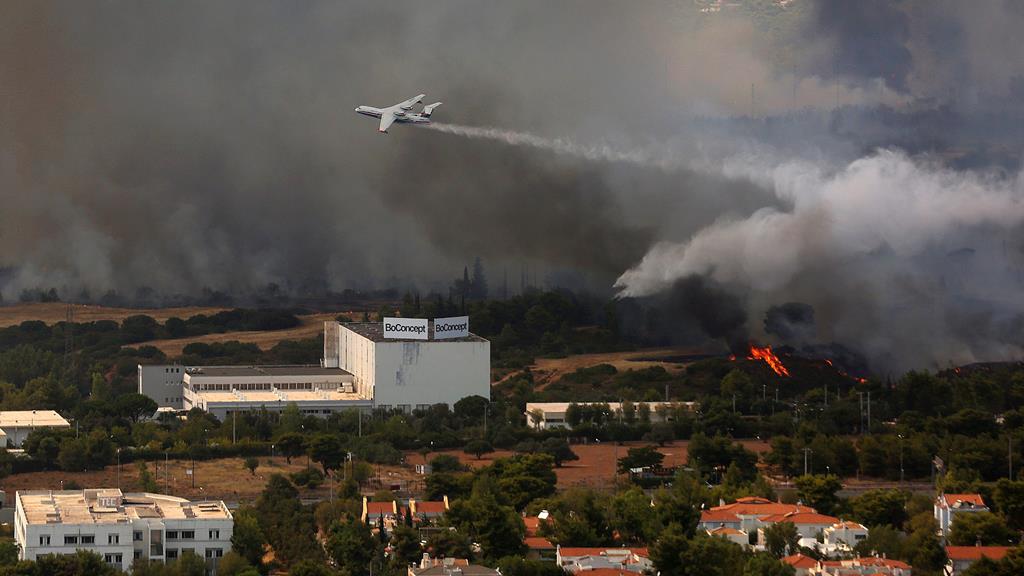 Incêndio de grandes dimensões em Varybobi perto de Atenas Foto: EPA
