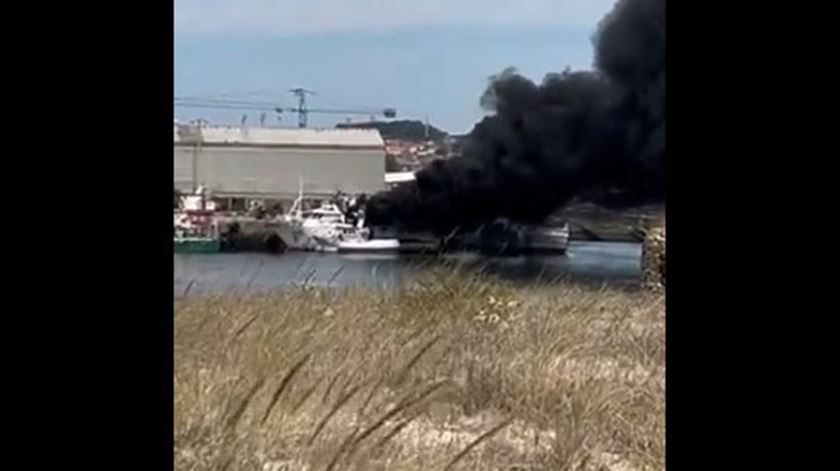 Incêndio destrói barco nos estaleiros de Vila do Conde