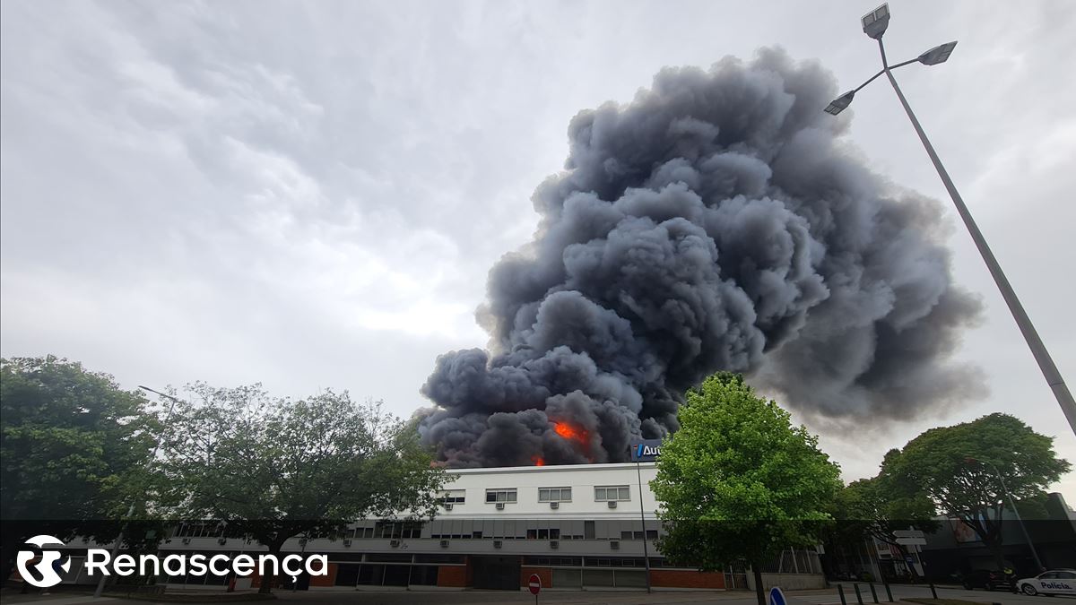 Auto Sueco em chamas no Porto. São audíveis explosões no interior do edifício