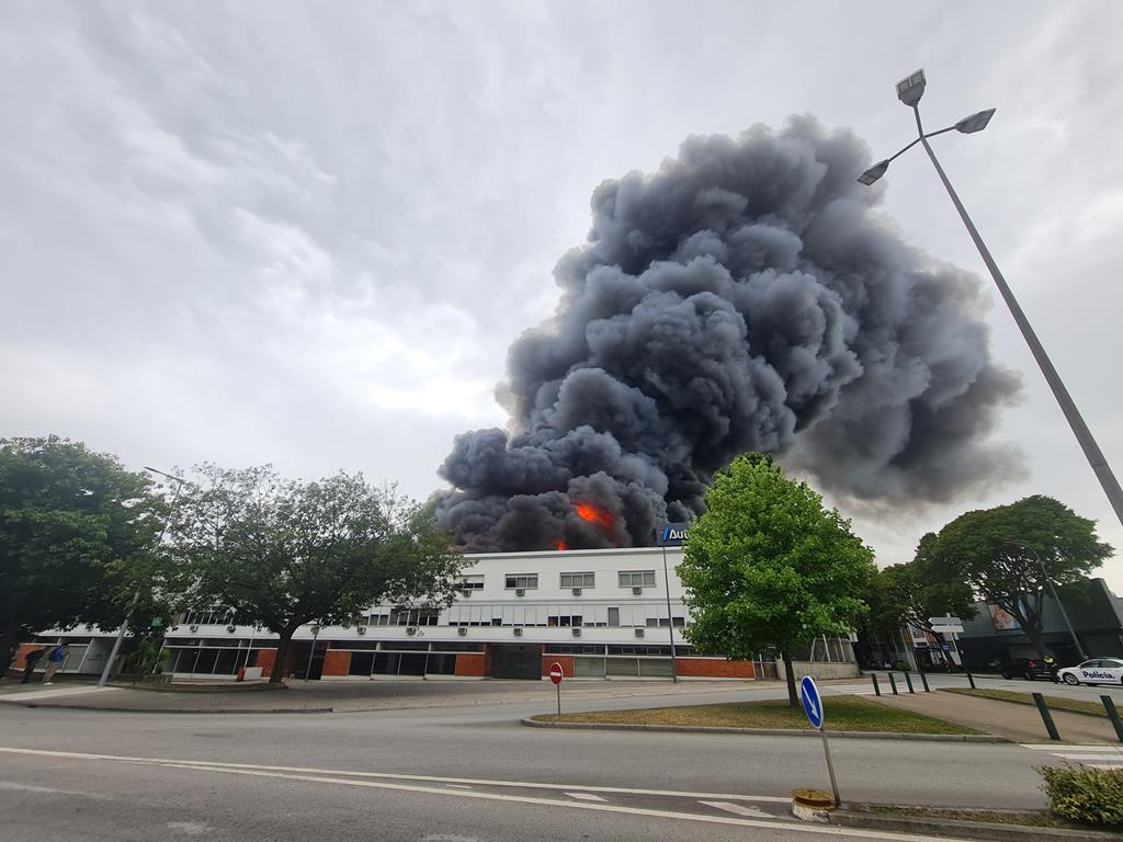 Chamas consomem edifício da Auto Sueco na zona industrial do Porto