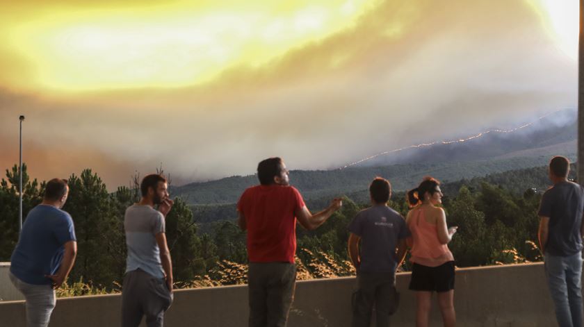 Populares acompanha, à distância, o incêndio no concelho de Oleiros. Foto: António José/Lusa