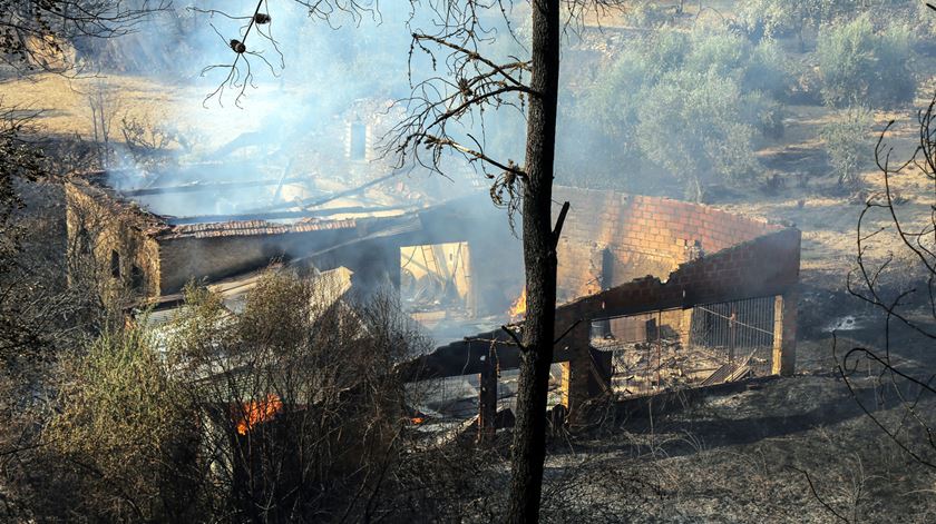 Algumas casas não escaparam ao fogo. Foto: António José/Lusa