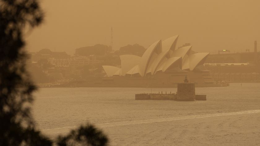 Céus de Sydney negros devido aos fortes incêndios na região. Foto: Paul Braven/Epa