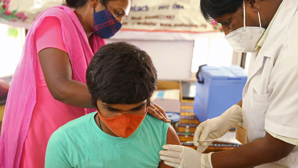 Os mais jovens já começaram a ser vacinados na Índia. Foto: Jagadeesh NV/EPA