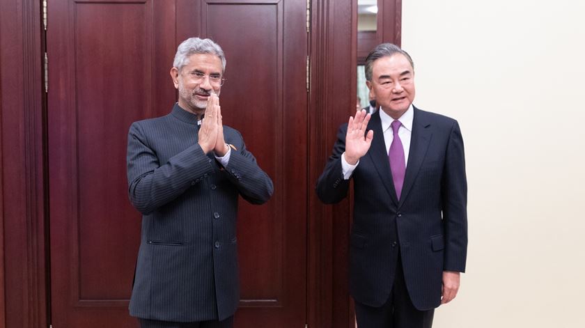 Ministros indiano e chinês dos Negócios Estrangeiros reuniram-se em Moscovo. Foto: Bai Xueqi/EPA