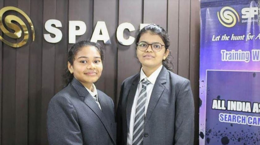 Radhika Lakhani e Vaidehi Vekariya têm 15 anos. Foto: Twitter/CNN