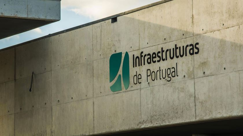 Trabalhadores da Infraestruturas de Portugal entram em greve parcial esta quarta-feira Trabalhadores da Infraestruturas de Portugal entram em greve parcial esta quarta-feira