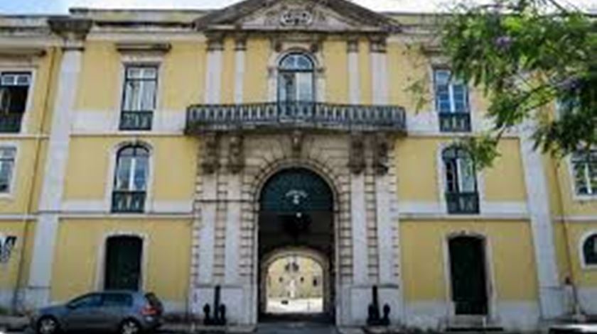 “Para já cinco pessoas acusaram positivo” na direção de pessoal da Marinha, nas Instalações Navais de Alcântara, em Lisboa. Foto: Wikimedia